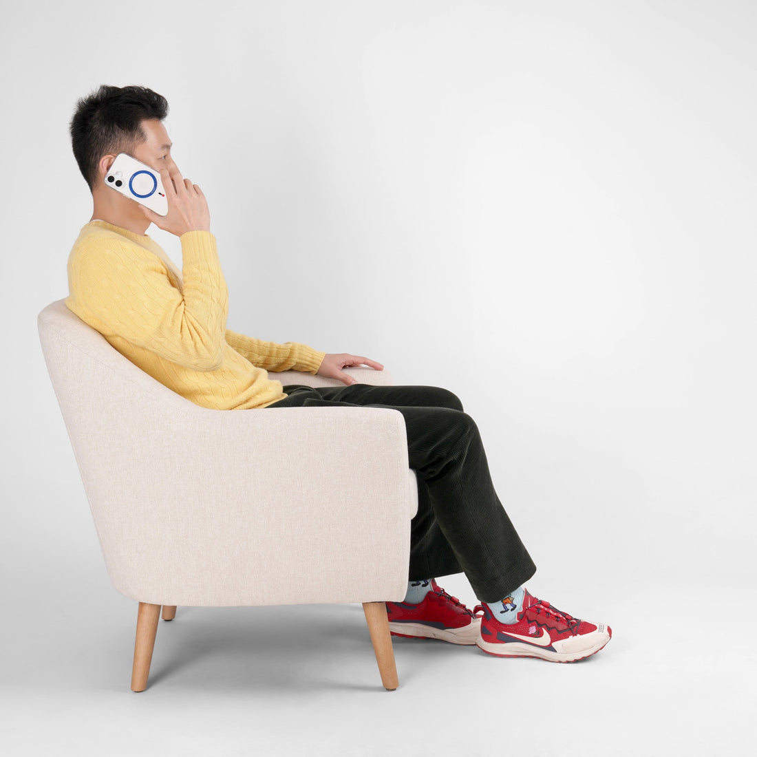 A model talking on the phone with the CASER LONDON's iconic guard case