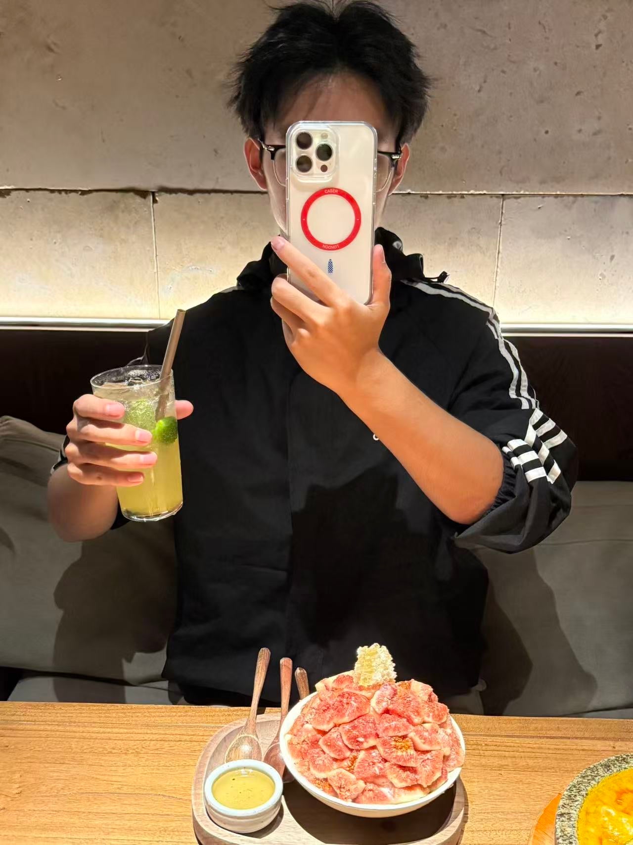 CASER LONDON the iconic case with skyline icon hold by model on iPhone 16 pro