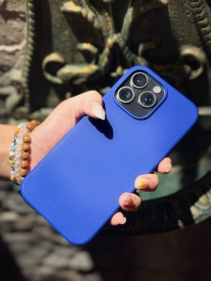 CASER LONDON the royal blue classic case on iPhone 16 pro hold by model
