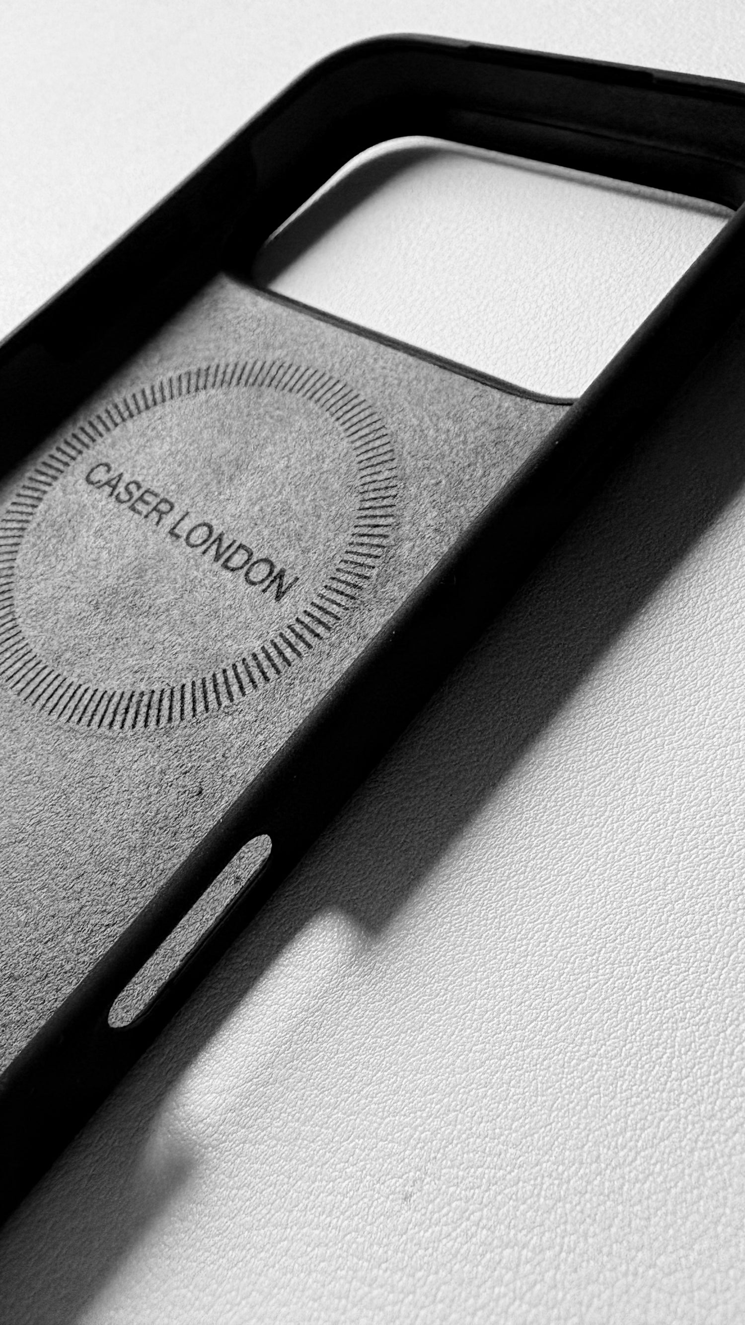 CASER LONDON the classic case in Black for iPhone 17 pro internal look